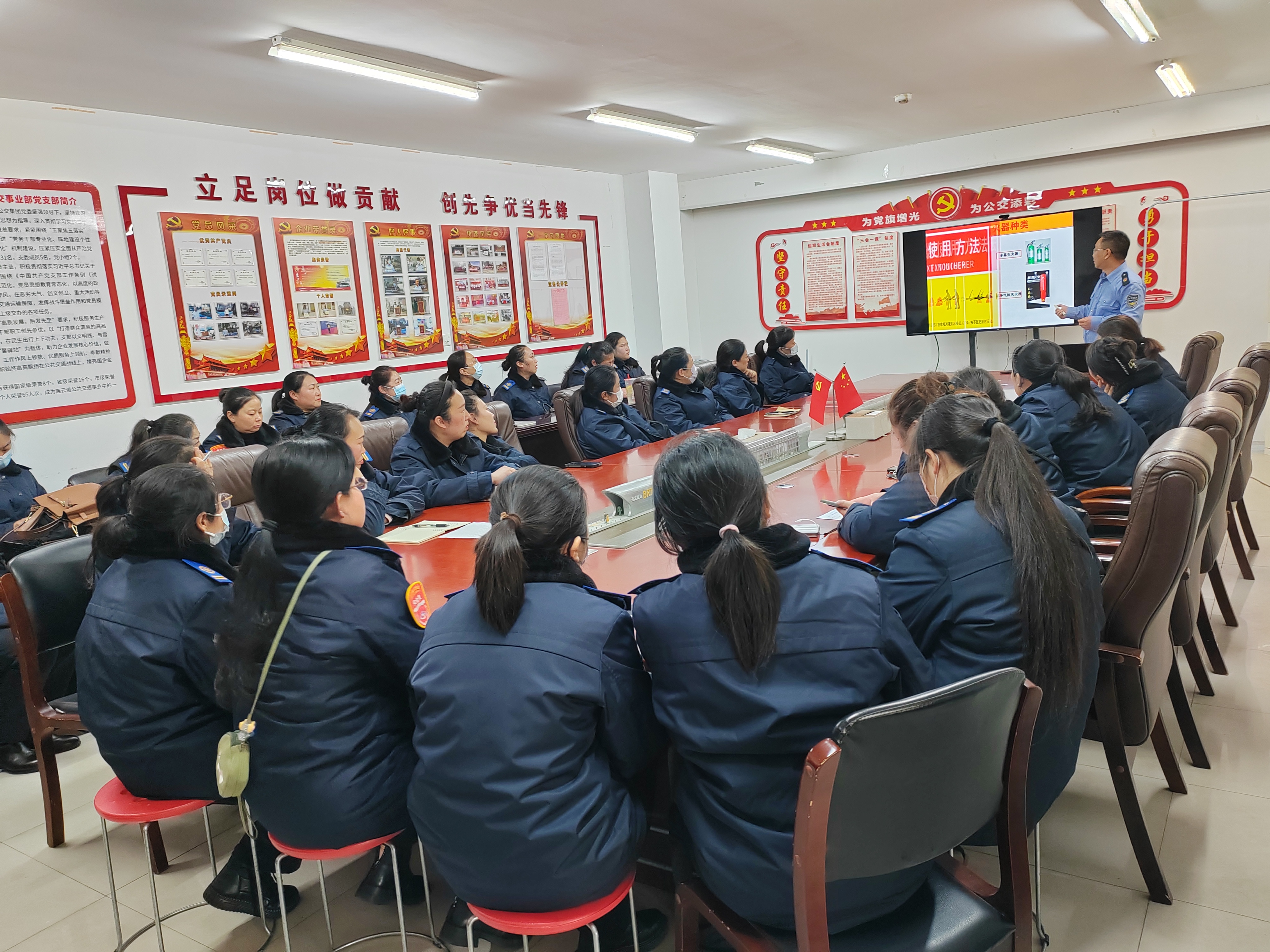 公交集團(tuán)組織站務(wù)員開展“預(yù)防為主，生命至上”消防知識培訓(xùn)